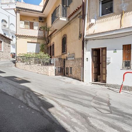 Cozy Apartment Near The Historic Center タオルミーナ エクステリア 写真